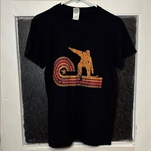 Gildan Adults Black T-Shirt with Snowboarding Orange Graphic Size Small